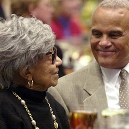 Etta Moten Barnett, junto al cantante Harry Belafonte, en la fiesta de su centésimo cumpleaños.