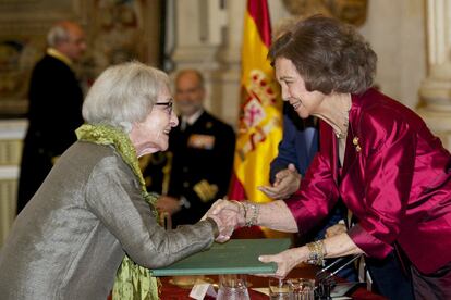En 1974 la dictadura uruguaya la obligó a exiliarse en México durante una década (1974-1984). En la imagen, la reina Sofía hace entrega del Premio Reina Sofía de Poesía Iberoamericana 2015 a Ida Vitale, en Madrid.