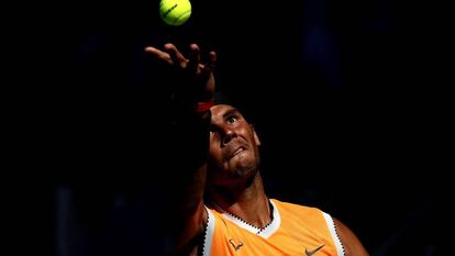 Nadal sirve durante el partido de octavos contra Berdych.