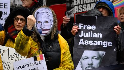 Activistas en defensa de Julian Assange protestan el pasado 21 de febrero ante el Tribunal Superior de Justicia en Londres contra una posible extradición del activista a EE UU.