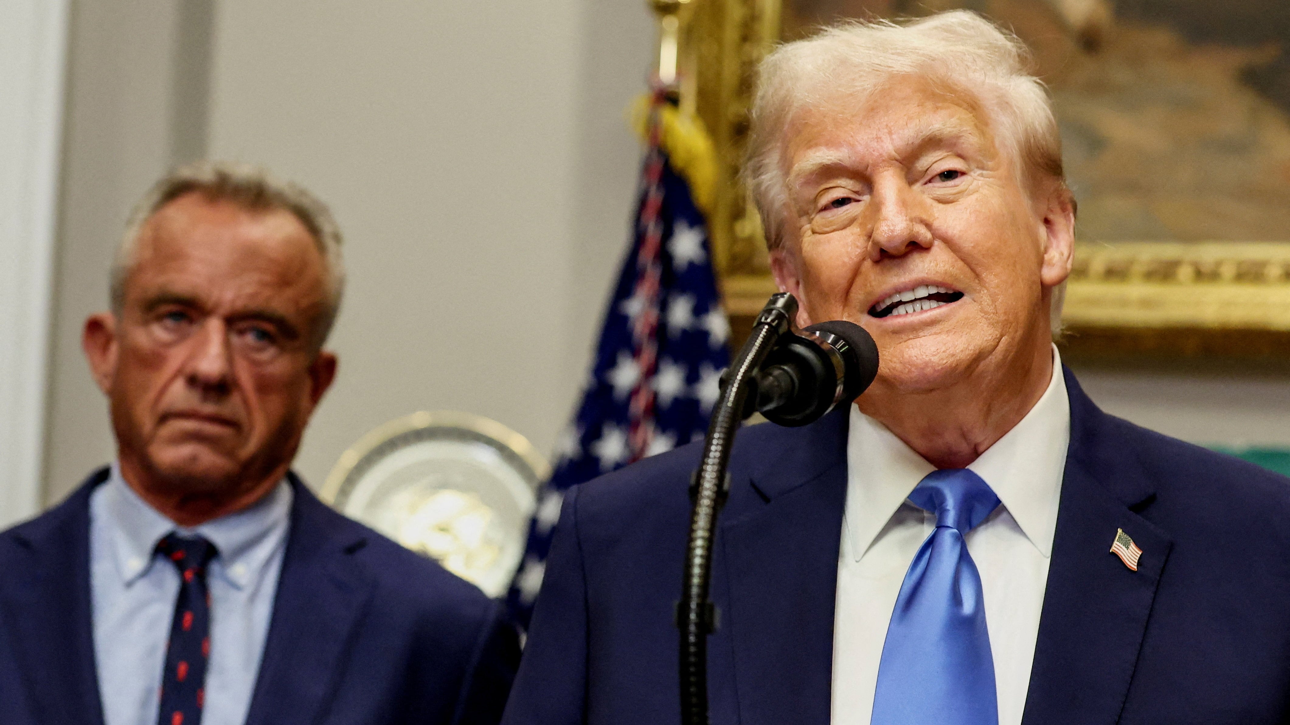 El secretario de Sanidad de Estados Unidos, Robert F. Kennedy Jr, junto al presidente, Donald Trump.