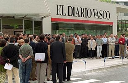 Los trabajadores de <i>El Diario Vasco</i>, ante la sede del periódico en San Sebastián durante la concentración en protesta por el asesinato de Santiago Oleaga.