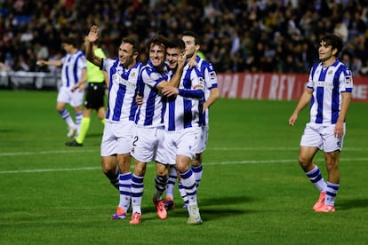 Ander Berrenetxea (centro) celebra el segundo tanto del conjunto donostirarra en el encuentro de Copa del Rey ante el Jove Español.