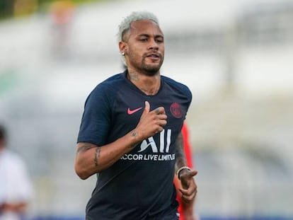 Neymar, durante un entrenamiento este julio.