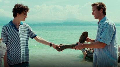 El director, Luca Guadagnino, acaba de anunciar que quiere rodar una secuela, en 2020. Ni siquiera él mismo puede resistir a la tentación de imaginar qué aguarda en el futuro de Elio y Oliver. Muchos de los que han adorado 'Call Me By Your Name' seguramente se alegren, y hay ya quien imagina una nueva trilogía sentimental, a lo 'Antes de'. Mientras, merece la pena acercarse a las salas y disfrutar de la película original: la historia de amor y deseo entre el joven Elio y el estudiante de posgrado que visita a su padre en un verano de los ochenta es una de las experiencias más emocionantes y desgarradoras que se haya visto en años. En Rotten Tomatoes, de hecho, es el romance mejor valorado. En Filmaffinity, más de 9.000 votaciones le otorgan una media de 7,7.