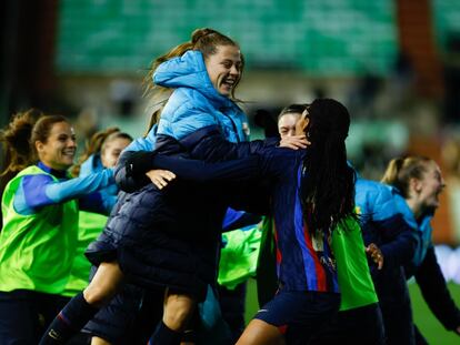 Claudia Pina, ya en el banquillo, celebra el 3-1 al Madrid junto a Salma Paralluelo, autora del tercer gol.