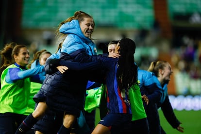 Supercopa femenina: Claudia Pina, ya en el banquillo, celebra el 3-1 al Madrid junto a Salma Paralluelo, autora del tercer gol