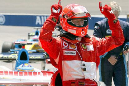 Schumacher celebra su <i>pole</i> tras la tercera sesión de entrenamientos celebrada en Indianápolis.