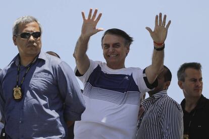 Jair Bolsonaro acena para apoiadores em uma praia no Rio, no dia 31 de outubro.