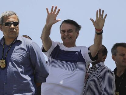 Jair Bolsonaro acena para apoiadores em uma praia no Rio, no dia 31 de outubro.