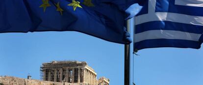  La bandera griega ondea junto a la europea frente a la Acr&oacute;polis de Antenas (Grecia).
