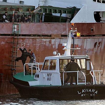 Seis tripulantes de los nueve del <i>Grenland</i> abandonaron el sábado el barco.