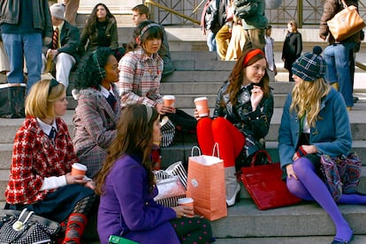 En este revival del accesorio probablemente tenga algo de culpa Gossip Girl (2007), que acaba de confirmar su reboot para el año que viene, de la mano de HBO.

En la serie, Blair Waldorf y sus acólitas utilizaban sus diademas como tiaras modernas, como símbolo de poder.