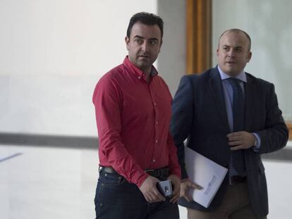 Julio Díaz, último por la derecha, observa al diputado de IU José Antonio Castro mientras habla por teléfono en el Parlamento.