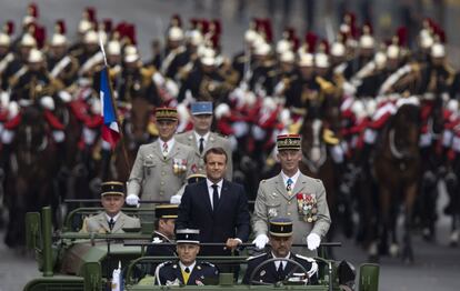 Emmanuel Macron, preside la fiesta nacional de Francia, en los Campos Elíseos.