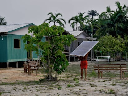 Painéis solares na região brasileira do Amazonas.