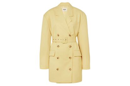 Tanto por su color como por su forma (un híbrido entre americana y sahariana), esta chaqueta de Frankie Shop, a la venta en Net-a-porter, es perfecta para el entretiempo.