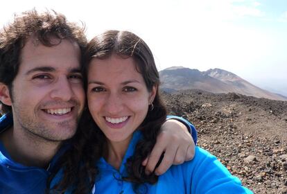 Víctor Fraile, un vallisoletano de 26 años, encontró el amor en Grenoble, Francia, durante su año de Erasmus en 2009. Elise Sequeira (24) es estadounidense, pero estudiaba en la Universidad de Edimburgo y obtuvo su beca para la misma ciudad francesa. Se conocieron gracias a una asociación de estudiantes que organizaba rutas por las montañas. Después de Grenoble, Elise tenía que volver a Edimburgo para terminar su carrera y Víctor fue con ella. Las complicaciones administrativas para una persona de fuera de la UE les llevaron a casarse en junio de 2011 en Madrid. Ahora viven en Nantes.