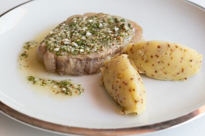 El tête de veau con salsa Ravigote es un clásico del Motel Empordà. 