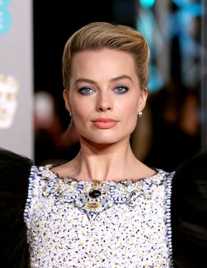 Eyeliner azul y labial en tonos anaranjados para el maquillaje de Margot Robbie.