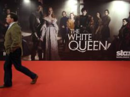 Un hombre pasa junto a la serie británica 'The White Queen' durante la feria más importante del mercado audiovisual, el MIP TV celebrada en Cannes, Francia hoy 8 de abril de 2013.