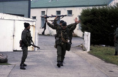 Soldados británicos se rinden a los argentinos en Port Stanley, Islas Malvinas, el 2 de abril de 1982.