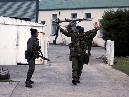 Soldados británicos se rinden a los argentinos en Port Stanley, Islas Malvinas, el 2 de abril de 1982.