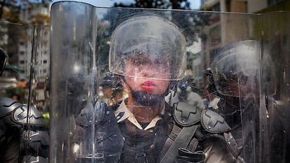 Policial da tropa de choque nas manifestações de 2014, no bairro abastado de Altamira, em Caracas.