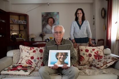 Manuel Sierra porta una foto de su hijo Manuel, fallecido en el accidente del Alvia, en su casa de Valladolid y con su hija María Dolores al fondo.