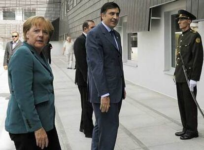 Merkel (izquierda) y el presidente georgiano Saakashvili, antes de su encuentro ayer en Tbilisi.
