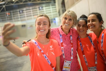 Paloma del Río con unas voluntarias del Mundial de Gimnasia que se celebra en Valencia.