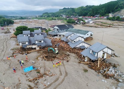 Las tareas de búsqueda de 15 personas desaparecidas durante la catástrofe siguen en marcha. En la foto, los bomberos inspeccionan una zona de Asakura, el 8 de julio de 2017.