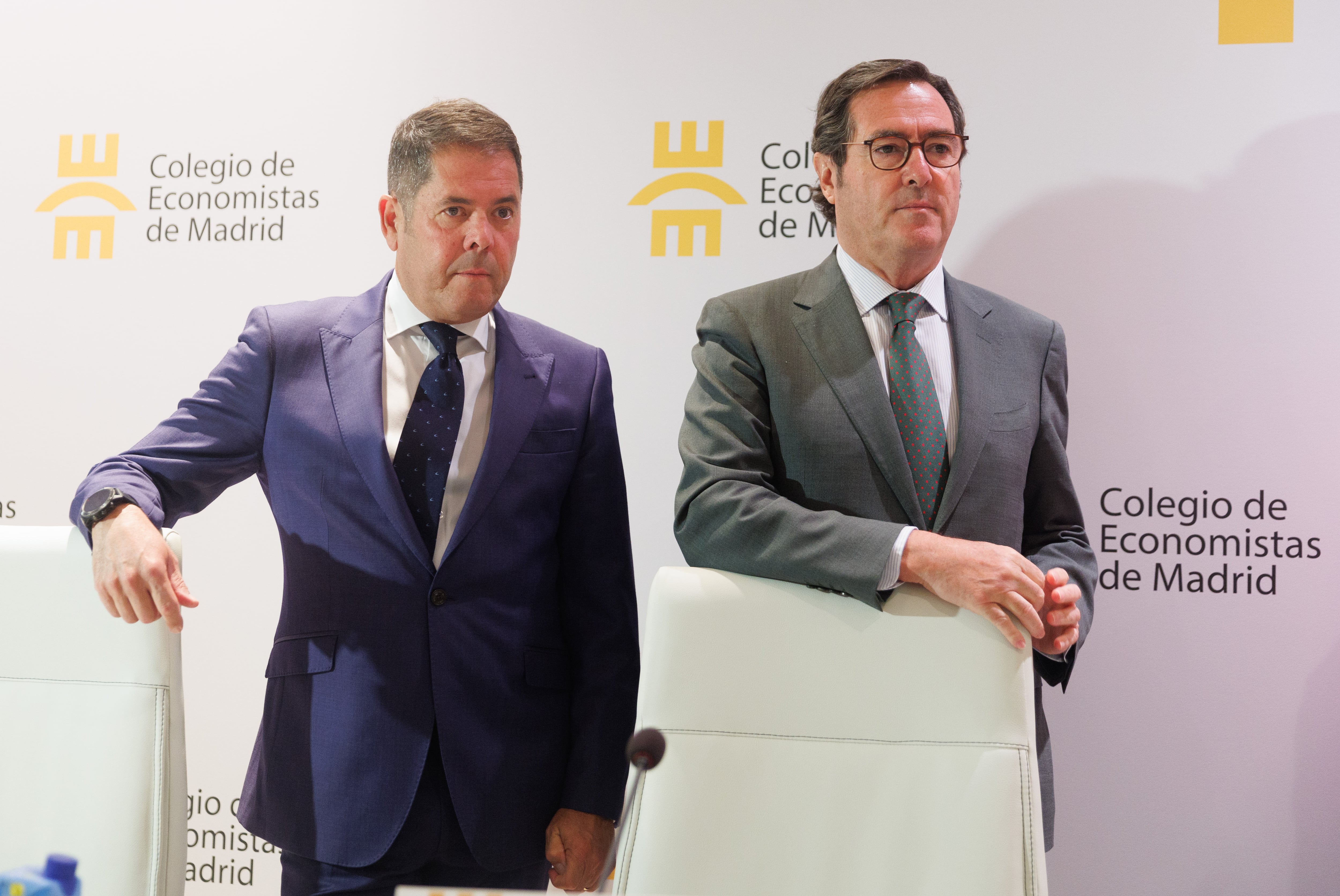 El presidente de la CEOE, Antonio Garamendi (d), y el presidente de Cepyme, Gerardo Cuerva (i), en octubre de 2023 en Madrid.