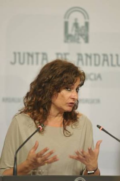 La consejera de Hacienda y Administración Pública de la Junta de Andalucía, María Jesús Montero, durante la rueda de prensa, hoy en Sevilla.