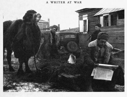 Grossman lee 'Estrella Roja'. El camello es probablemente la mascota que acompañó a la 308ª División de Fusileros desde Stalingrado hasta Berlín.
