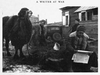 Grossman lee 'Estrella Roja'. El camello es probablemente la mascota que acompañó a la 308ª División de Fusileros desde Stalingrado hasta Berlín.