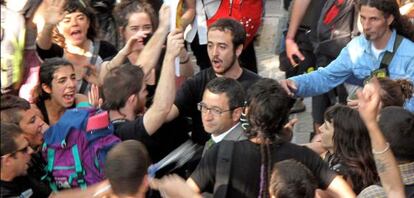 El diputado del PSC Jordi Terrades es increpado a su llegada al Parque de la Ciutadella de Barcelona.