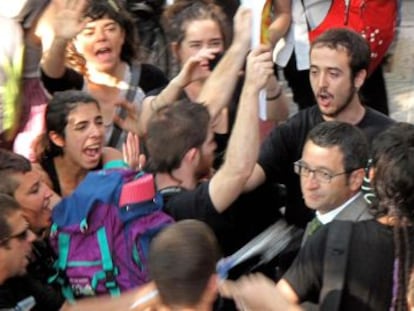 El diputado del PSC Jordi Terrades es increpado a su llegada al Parque de la Ciutadella de Barcelona.