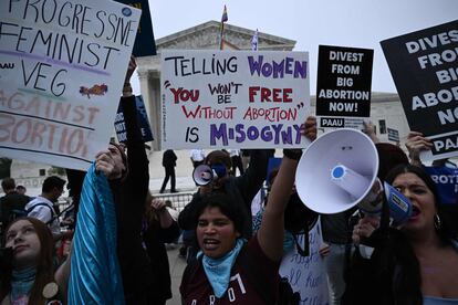 Protestas de ambos bandos del debate sobre el aborto, este martes por la mañana ante el Tribunal Supremo de Estados Unidos, en Washington.