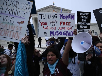 Protestas de ambos bandos del debate sobre el aborto, este martes por la mañana ante el Tribunal Supremo de Estados Unidos, en Washington.