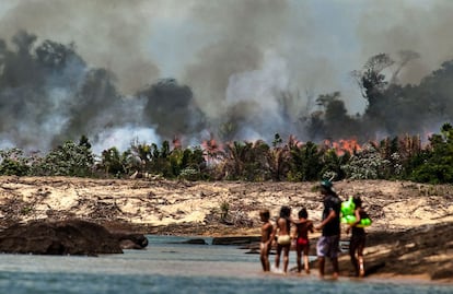 Uma das ilhas do Xingu, desmatada e queimada para o enchimento do lago de Belo Monte.