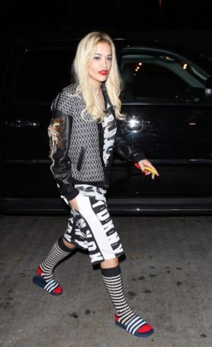Rita Ora y su versión de las sandalias con calcetines