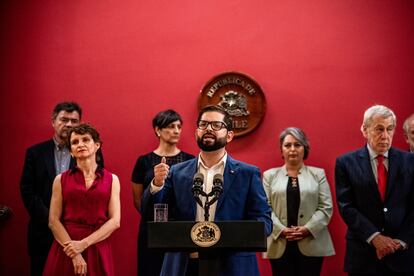 Gabriel Boric, rodeado de algunos de sus ministros, el viernes pasado en Santiago de Chile.