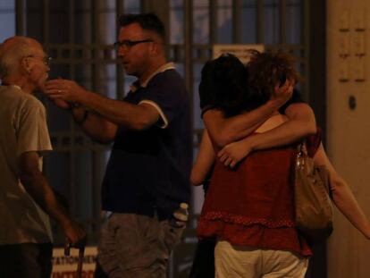Dues persones s'abracen als carrers de Niça.