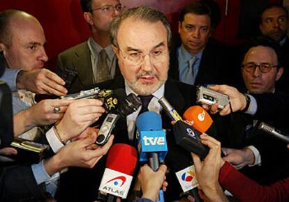 Pedro Solbes conversa con los periodistas, ayer, en el Parlamento Europeo de Estrasburgo.