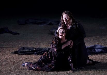 Brünnhilde (Ricarda Merbeth), sentada, en el largo diálogo con su hermana Waltraute (Michaela Schuster) en la escena tercera del primer acto.