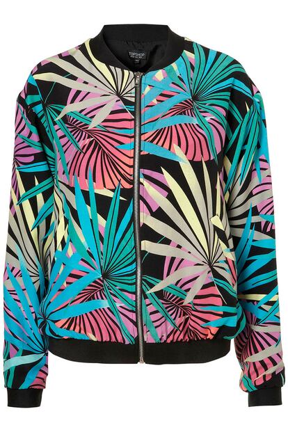 El estampado tropical. Desde que Versace lanzara su colección cápsula con H&M se abrió la veda del print tropical y hawaiiano. Y continúa imparable. Esta bomber con palmeras de colores es de Topshop y cuesta unos 55 euros.