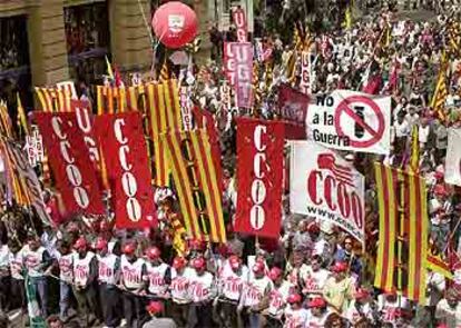La manifestación de Barcelona ha transcurrido en un ambiente festivo y miles de personas han recorrido el centro de la ciudad catalana bajo un sol de justicia.