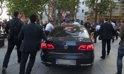 Los escoltas y agentes de los Mossos y la Policía Local protegen el coche del ministro Montoro, ayer en Vilanova i la Geltrú.