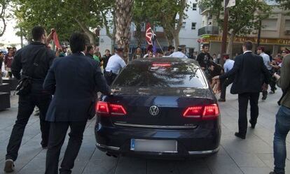 Los escoltas y agentes de los Mossos y la Polic&iacute;a Local protegen el coche del ministro Montoro, ayer en Vilanova i la Geltr&uacute;.